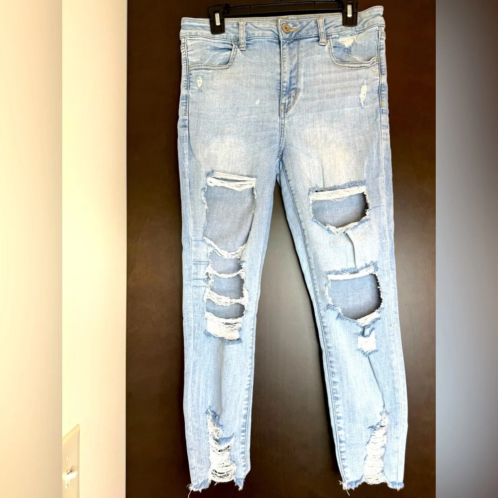 AE Distressed Light Washed Women's Jeans